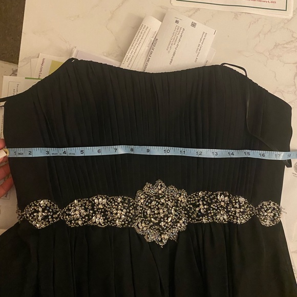 Formal dress with embroidery - Picture 7 of 7